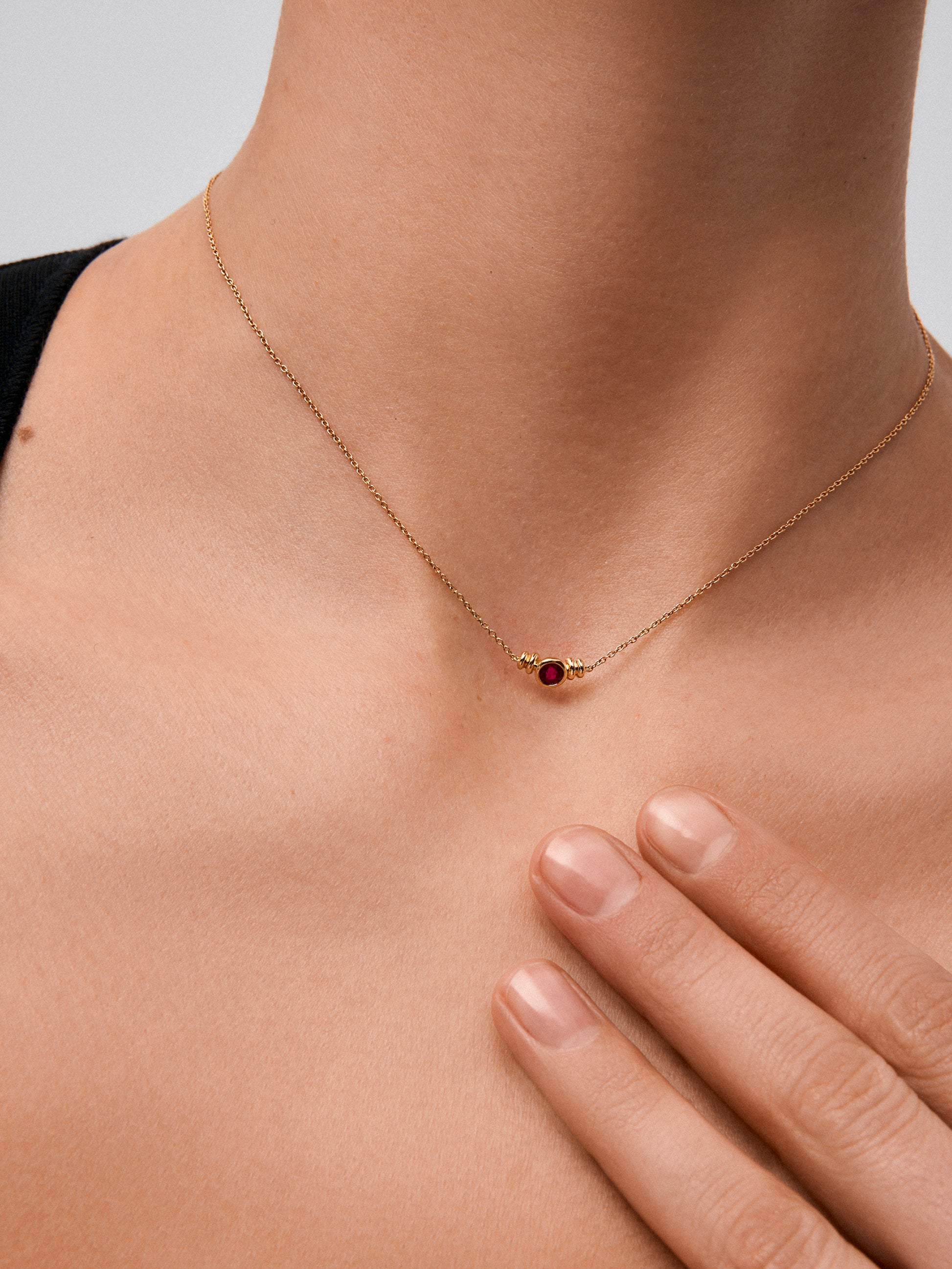 Colgante de oro amarillo de 18K con rubí rojo en talla brillante de 0,15 cts