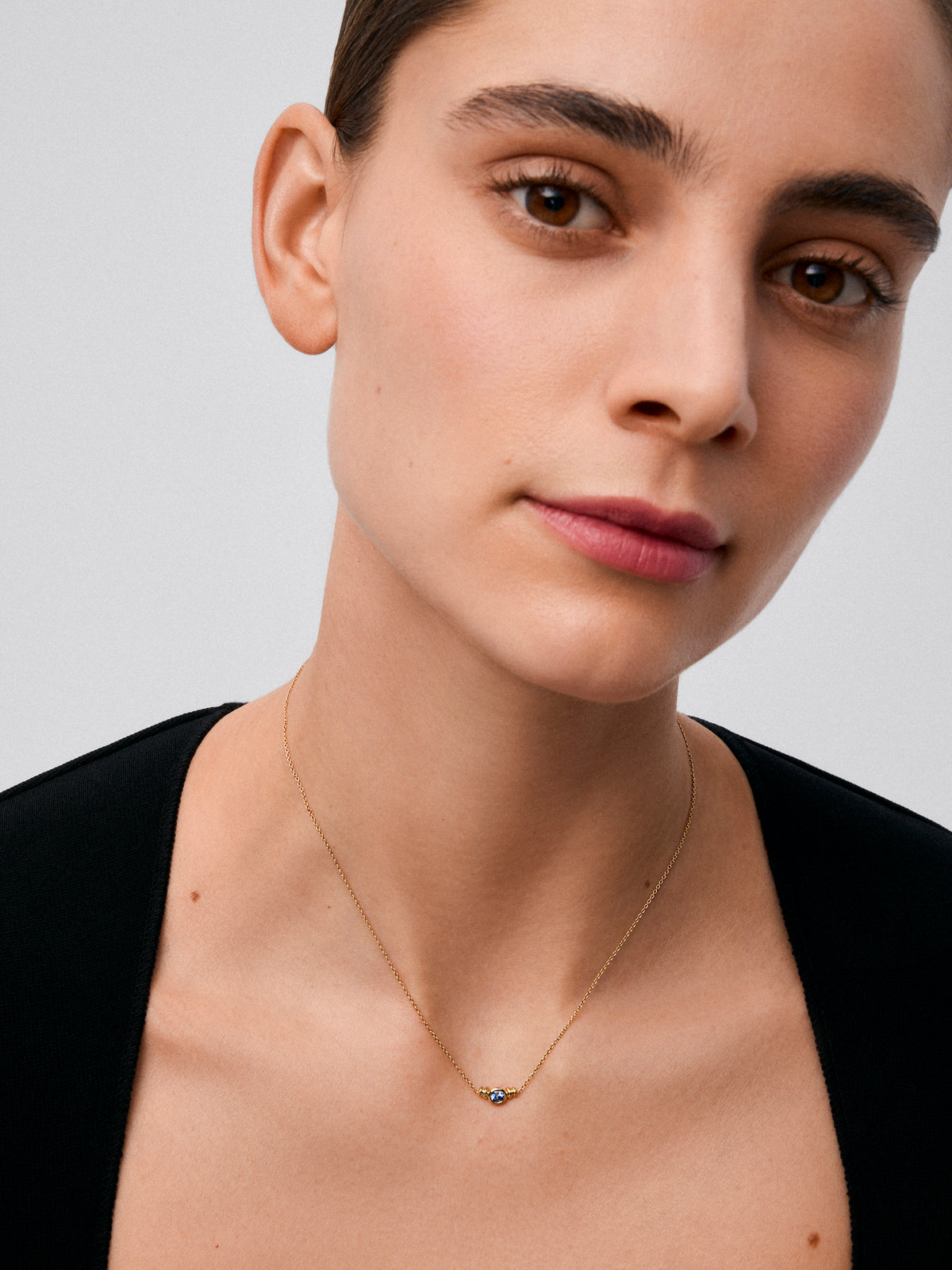 Colgante de oro amarillo de 18K con zafiro azul en talla brillante de 0,15 cts