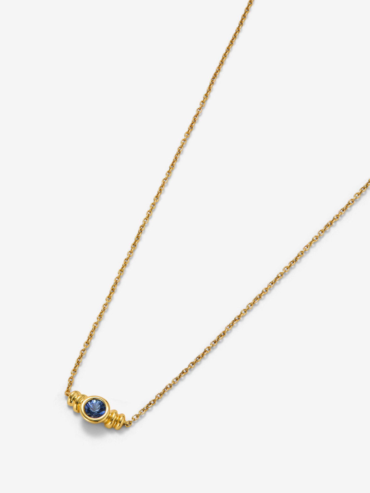 Colgante de oro amarillo de 18K con zafiro azul en talla brillante de 0,15 cts