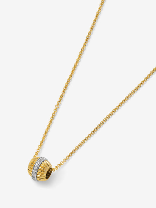 Colgante gallonado de oro blanco y amarillo de 18K con pavé de diamantes en talla brillante con un total de 0,115 cts