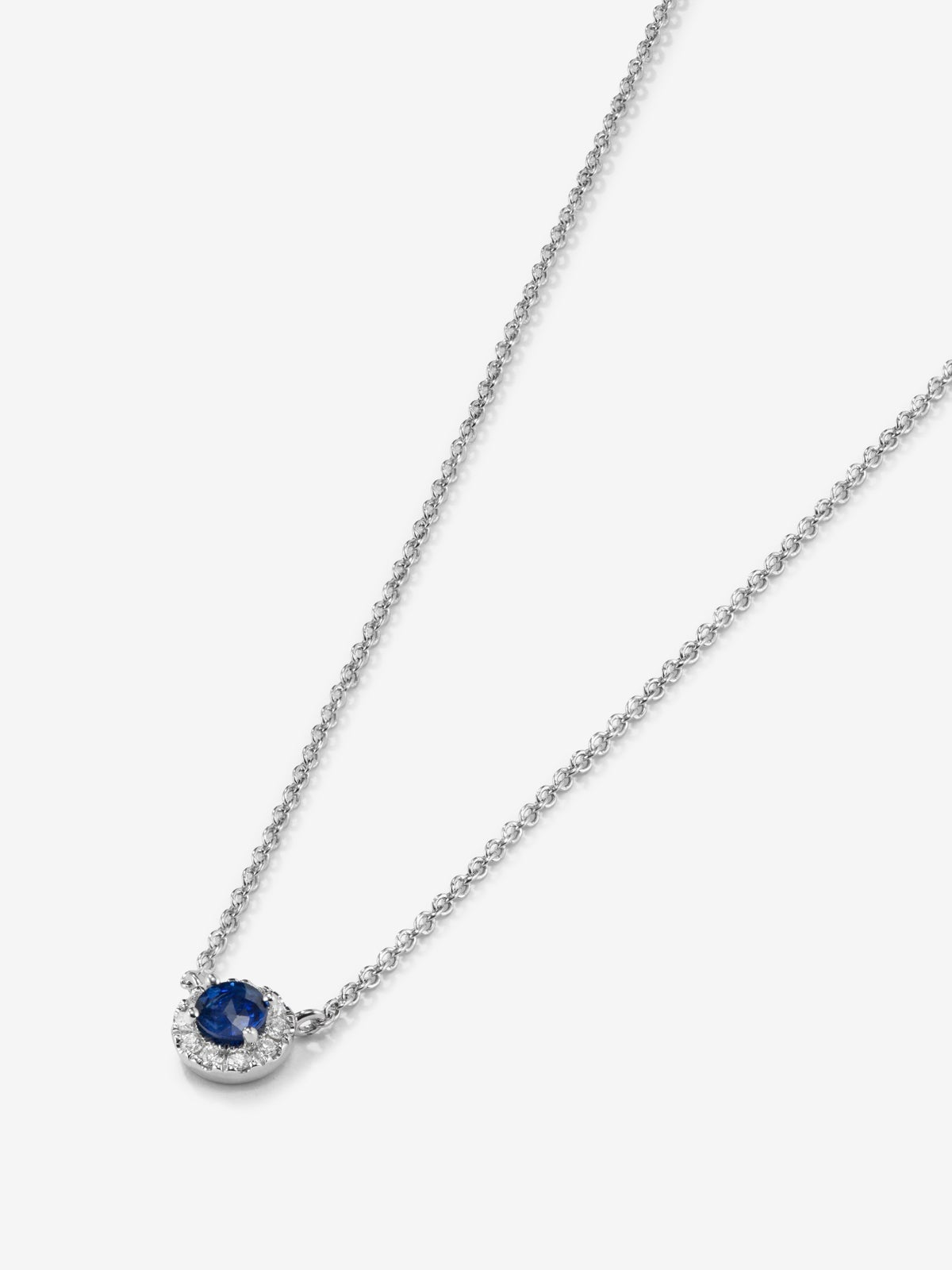Colgante de oro blanco de 18K con zafiro azul en talla brillante y diamantes 