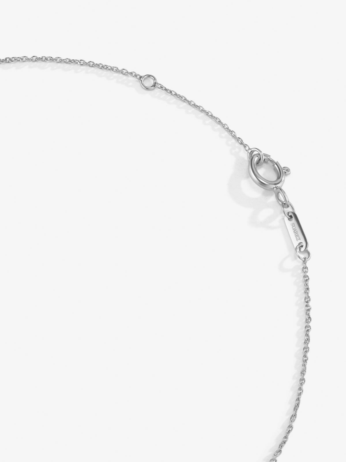 Colgante de oro blanco de 18K con zafiro azul en talla brillante y diamantes 