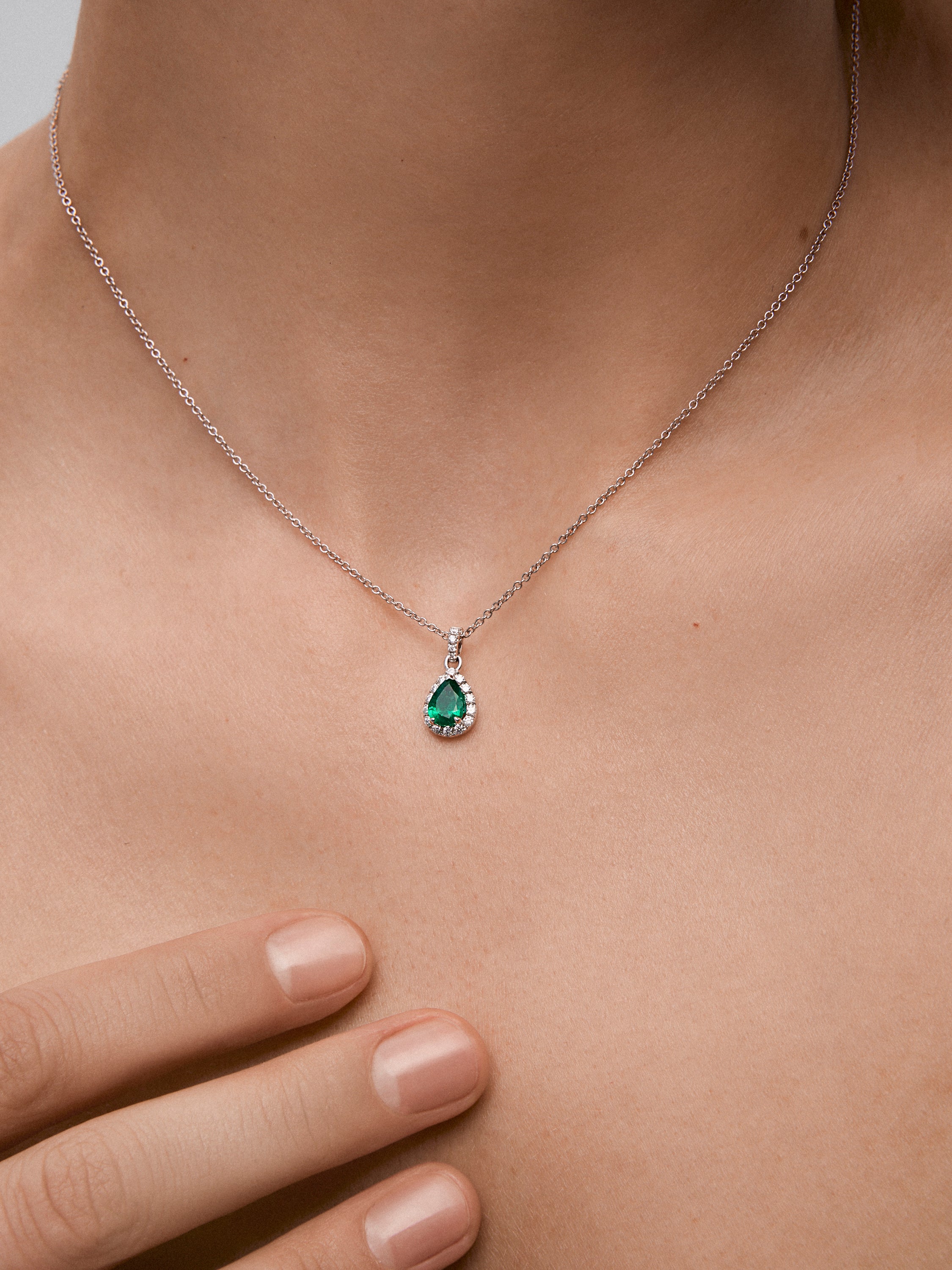 Colgante de oro blanco de 18K con esmeralda y diamantes en talla brillante con un total de 0,15 cts
