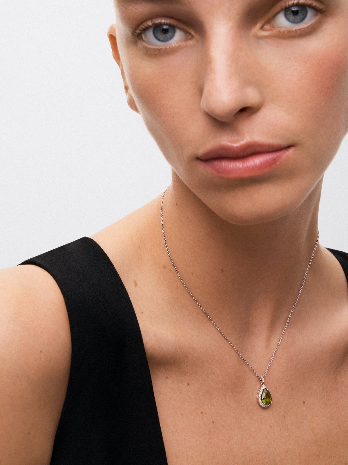 Colgante de oro blanco de 18K con peridoto verde