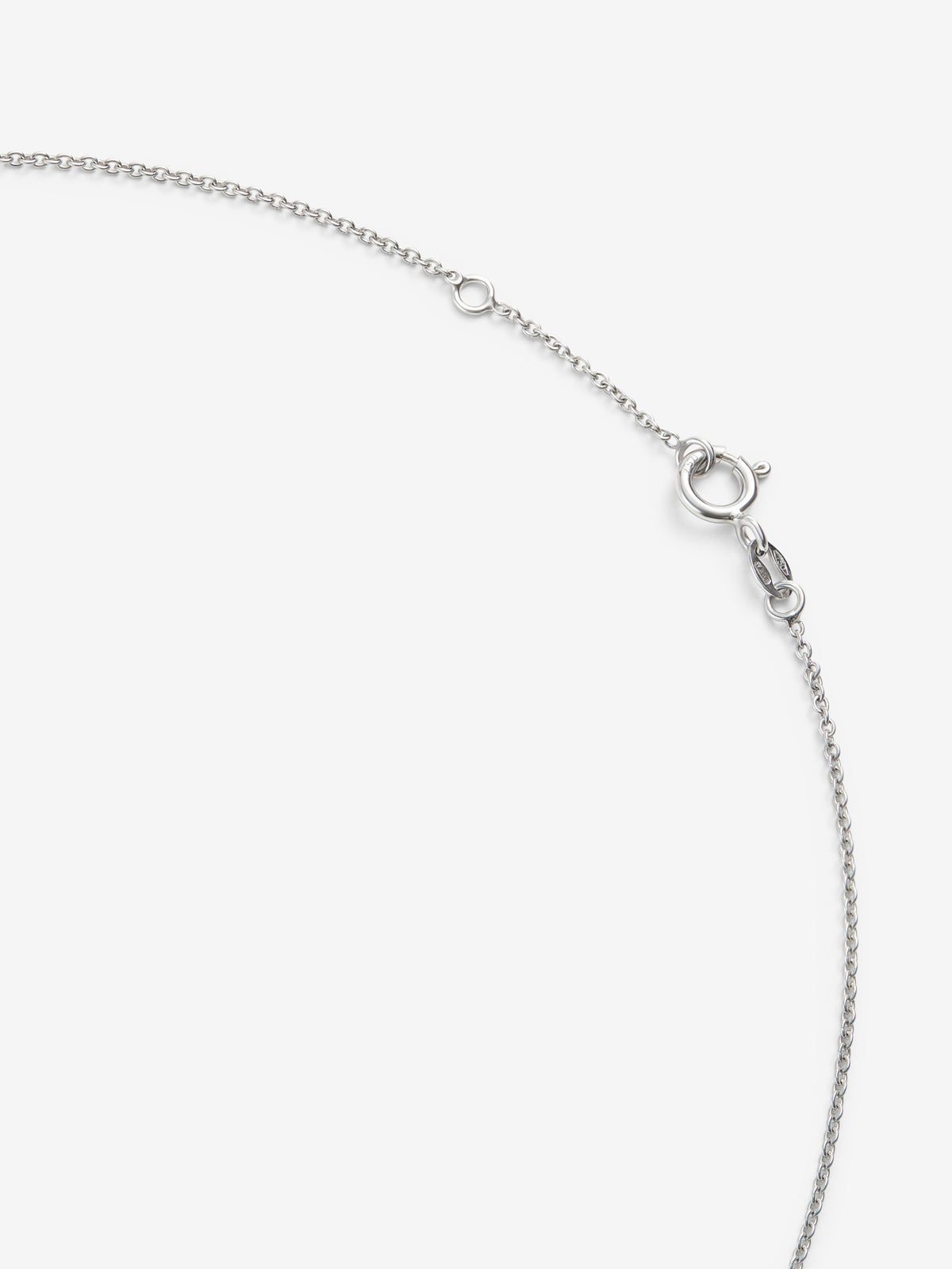 Colgante de oro blanco de 18K con zafiro azul y diamantes