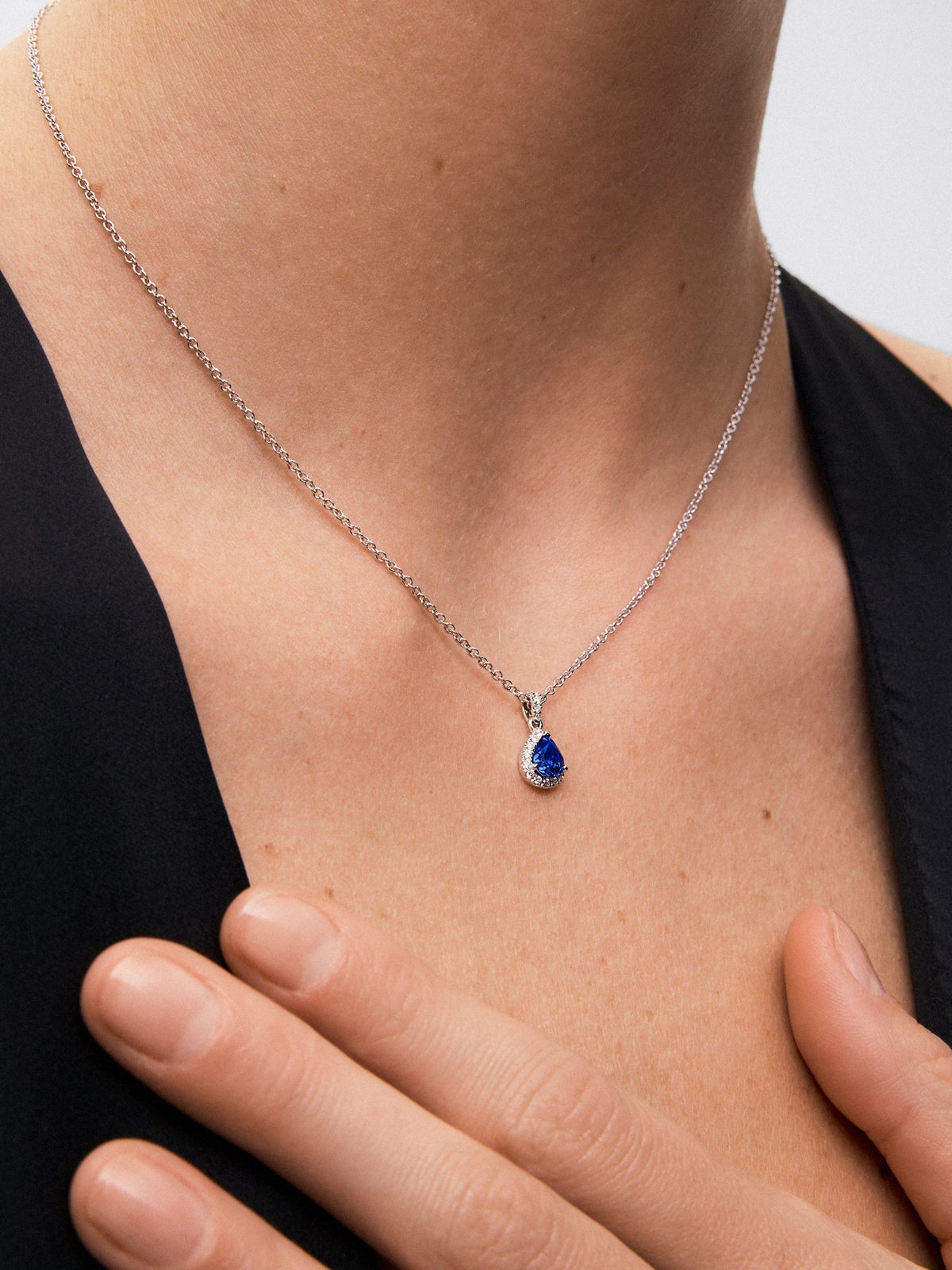Colgante de oro blanco de 18K con zafiro azul