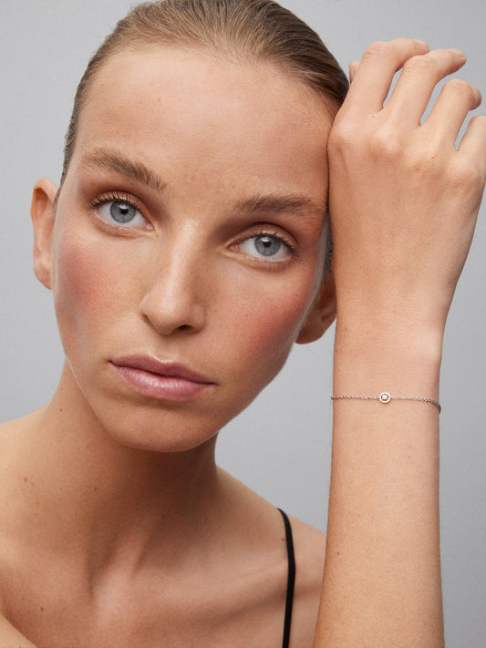 Pulsera cadena de oro blanco de 18K con diamante solitario y orla de diamantes