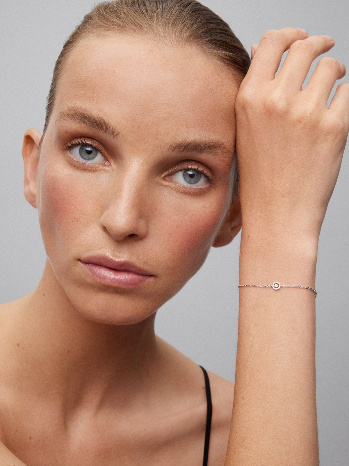 Pulsera de oro blanco de 18K con diamantes en talla brillante con un total de 0,12 cts