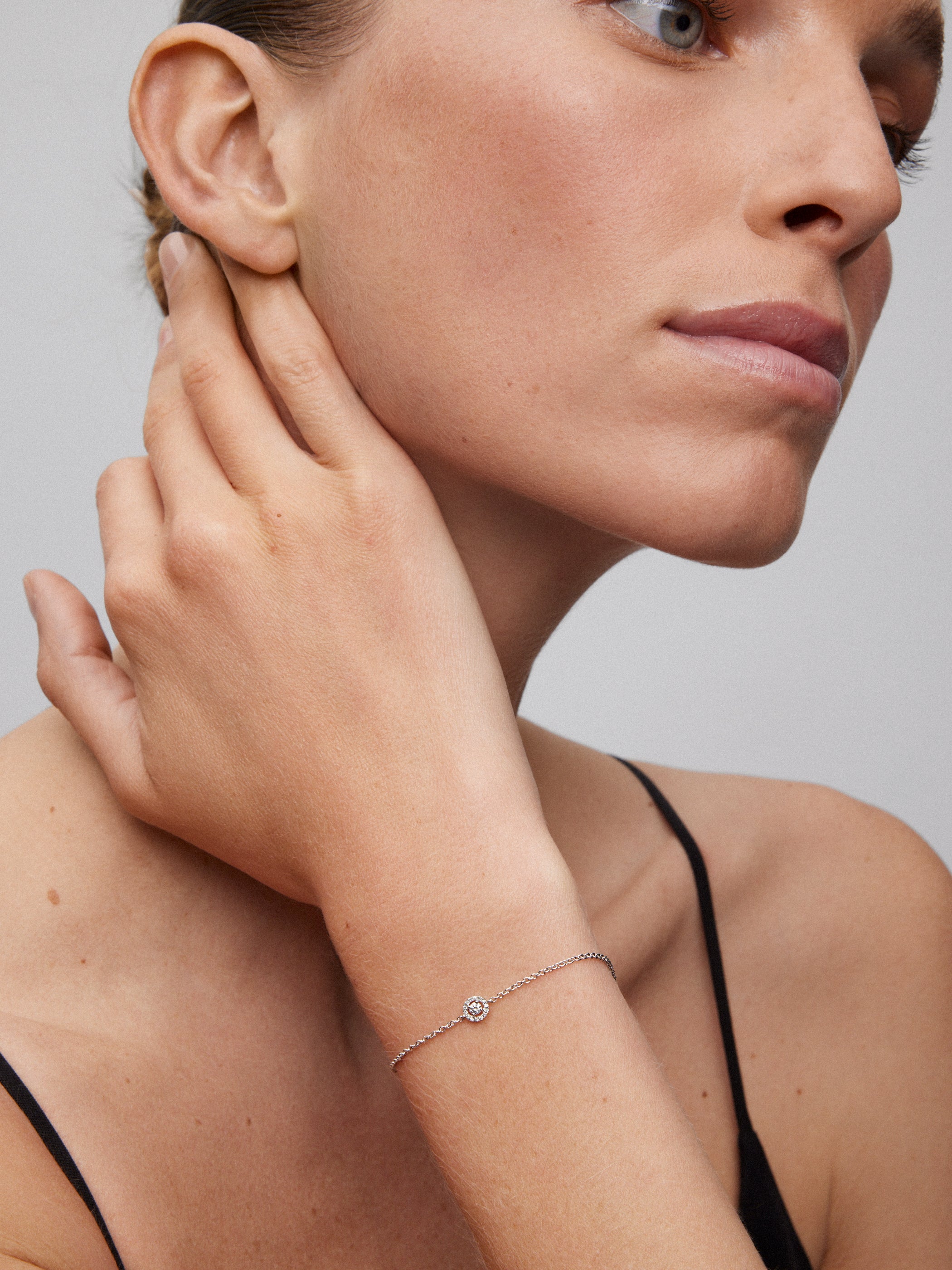 Pulsera de oro blanco de 18K con diamantes en talla brillante con un total de 0,12 cts