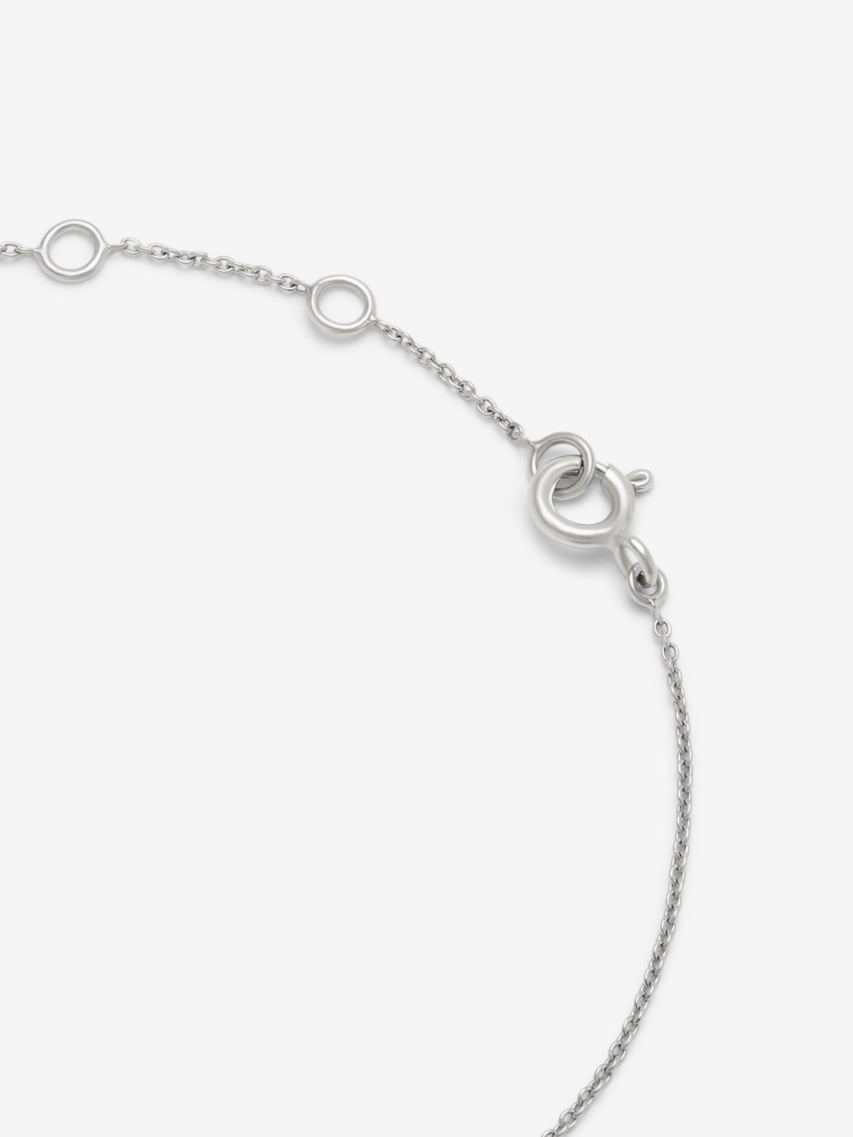 Pulsera de oro blanco de 18K con cruz y diamantes en talla brillante con un total de 0,04 cts