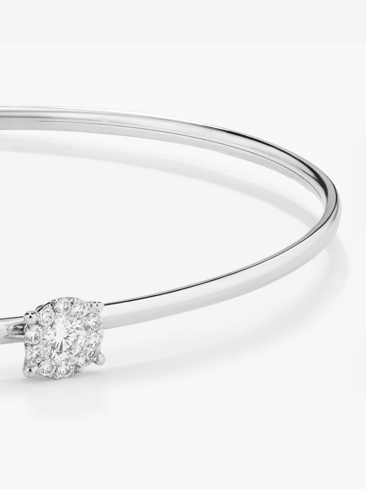 Pulsera rígida de oro blanco de 18K con 11 diamantes en talla brillante con un total de 0,2 cts