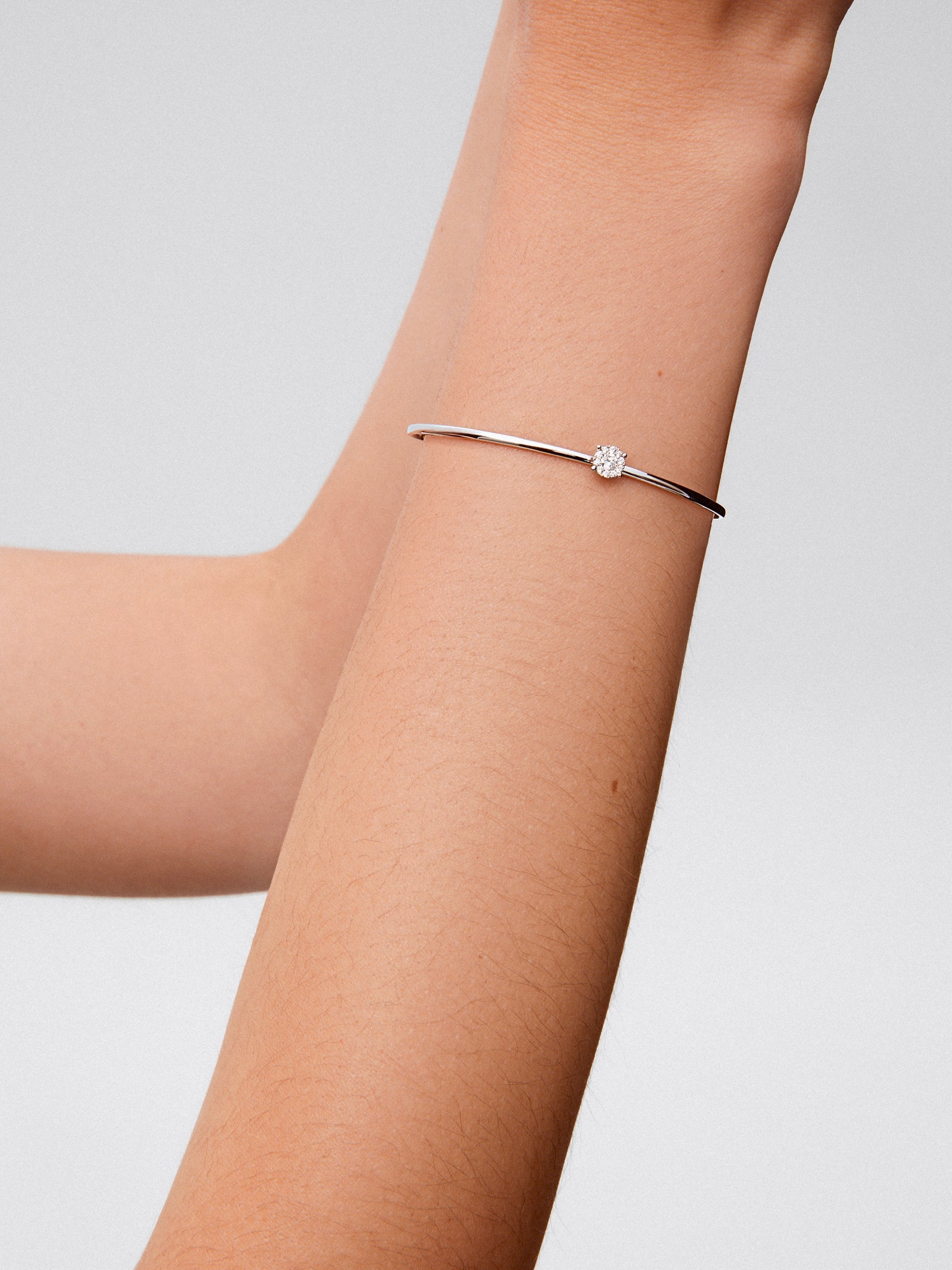 Pulsera rígida de oro blanco de 18K con 11 diamantes en talla brillante con un total de 0,2 cts