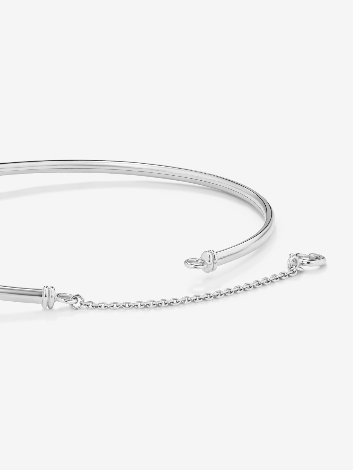 Pulsera rígida de oro blanco de 18K con 11 diamantes en talla brillante con un total de 0,2 cts