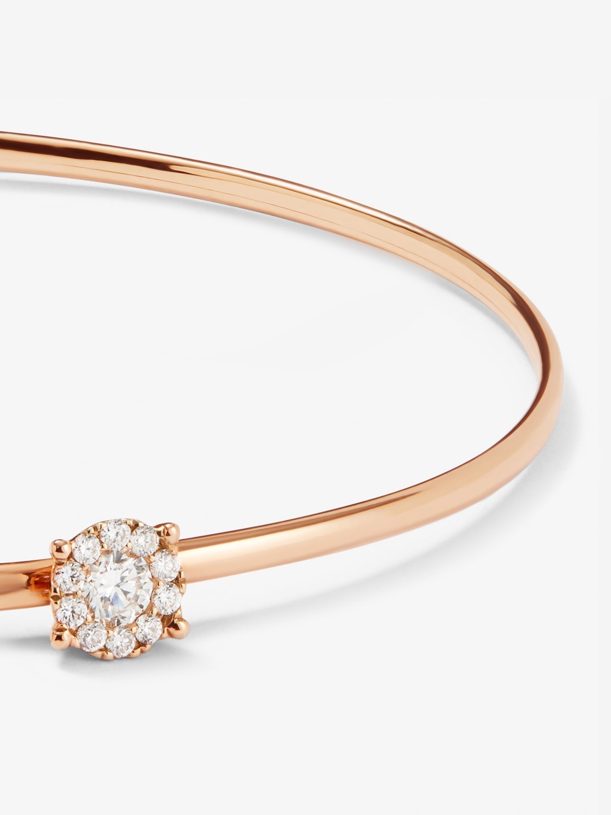 Pulsera rígida de oro rosa de 18K con 11 diamantes en talla brillante con un total de 0,21 cts
