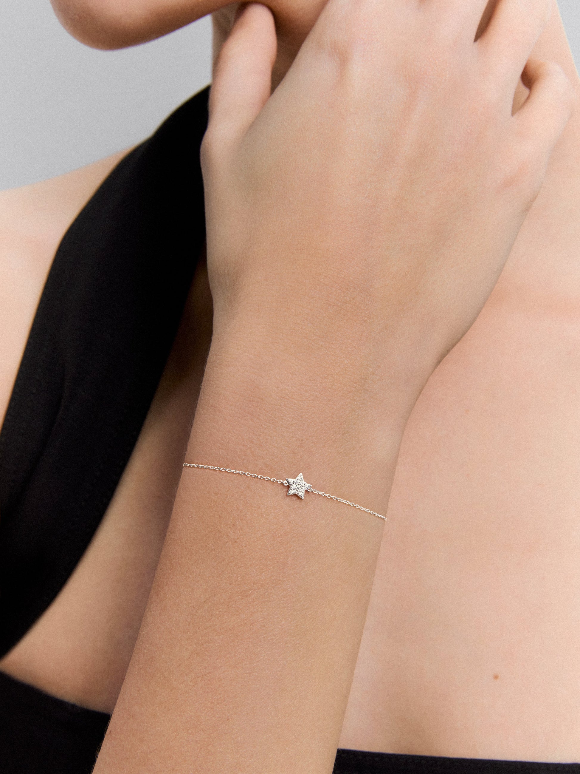 Pulsera de oro blanco de 18K con diamantes blancos en talla brillante de 0,05 cts con forma de estrella