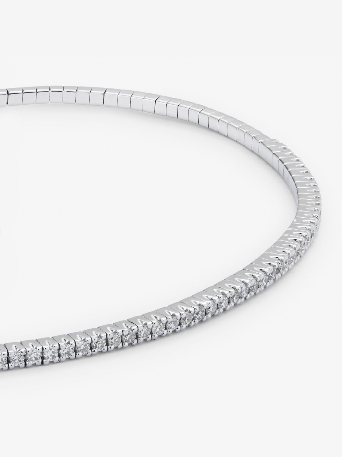 Pulsera rígida de oro blanco de 18K con diamantes blancos en talla brillante de 0,39 cts