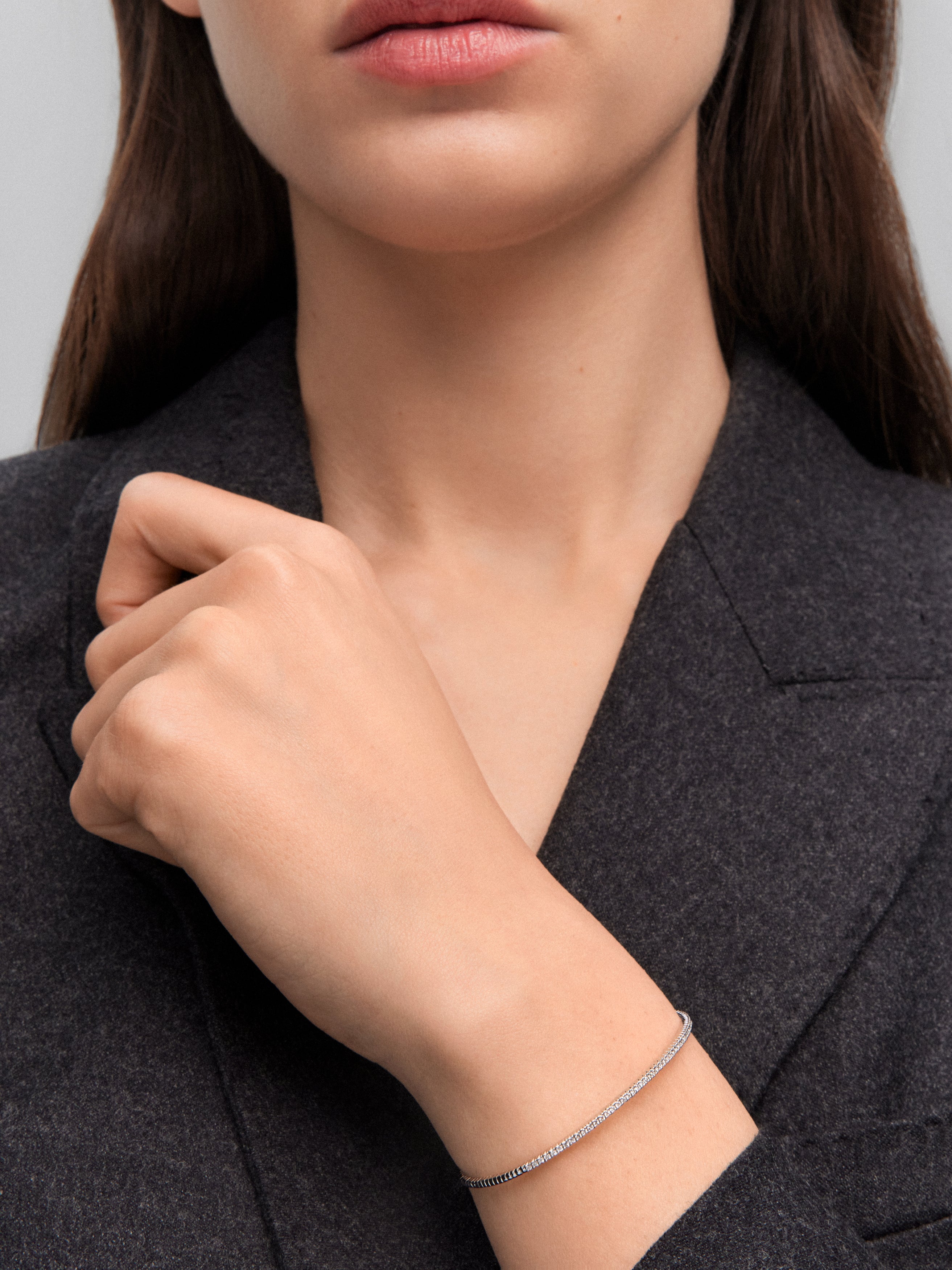 Pulsera rígida de oro blanco de 18K con diamantes blancos en talla brillante de 0,39 cts