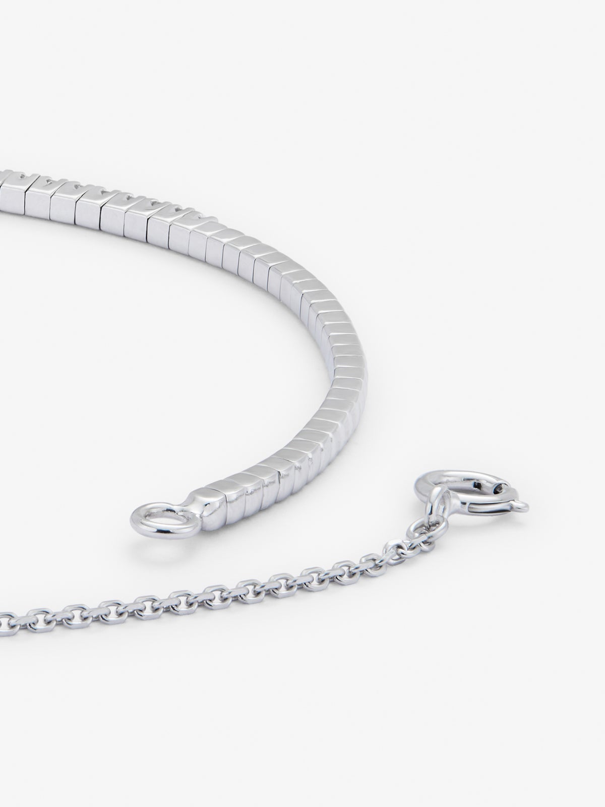 Pulsera rígida de oro blanco de 18K con diamantes blancos en talla brillante de 0,39 cts