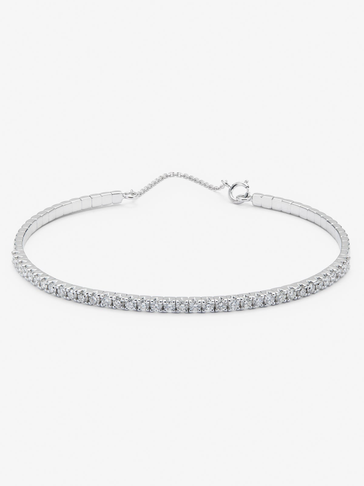 Pulsera rígida de oro blanco de 18K con diamantes blancos en talla brillante de 1,04 cts