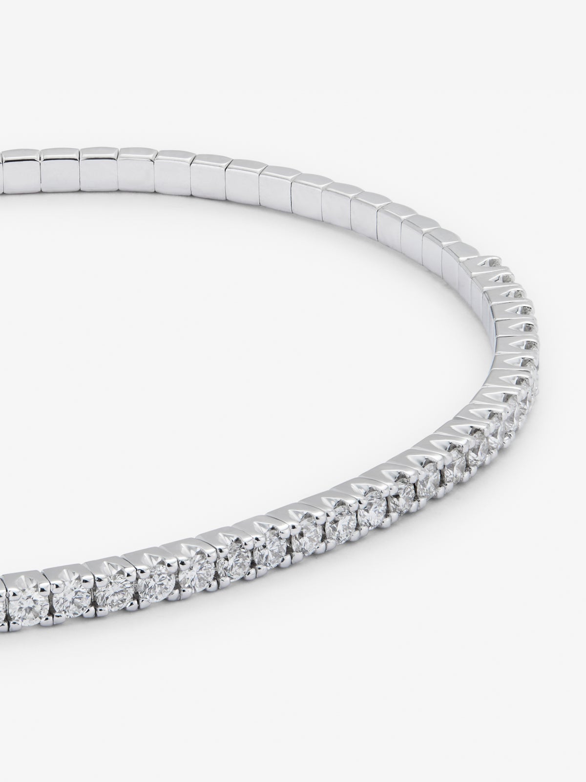 Pulsera rígida de oro blanco de 18K con diamantes blancos en talla brillante de 1,04 cts