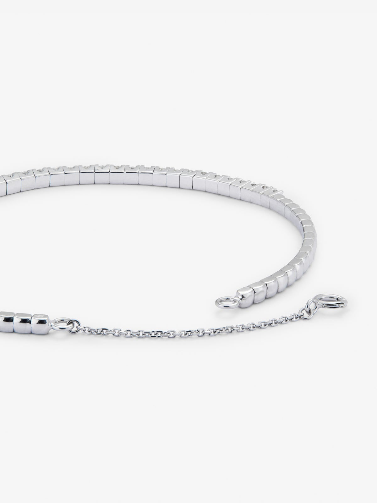 Pulsera rígida de oro blanco de 18K con diamantes blancos en talla brillante de 1,04 cts