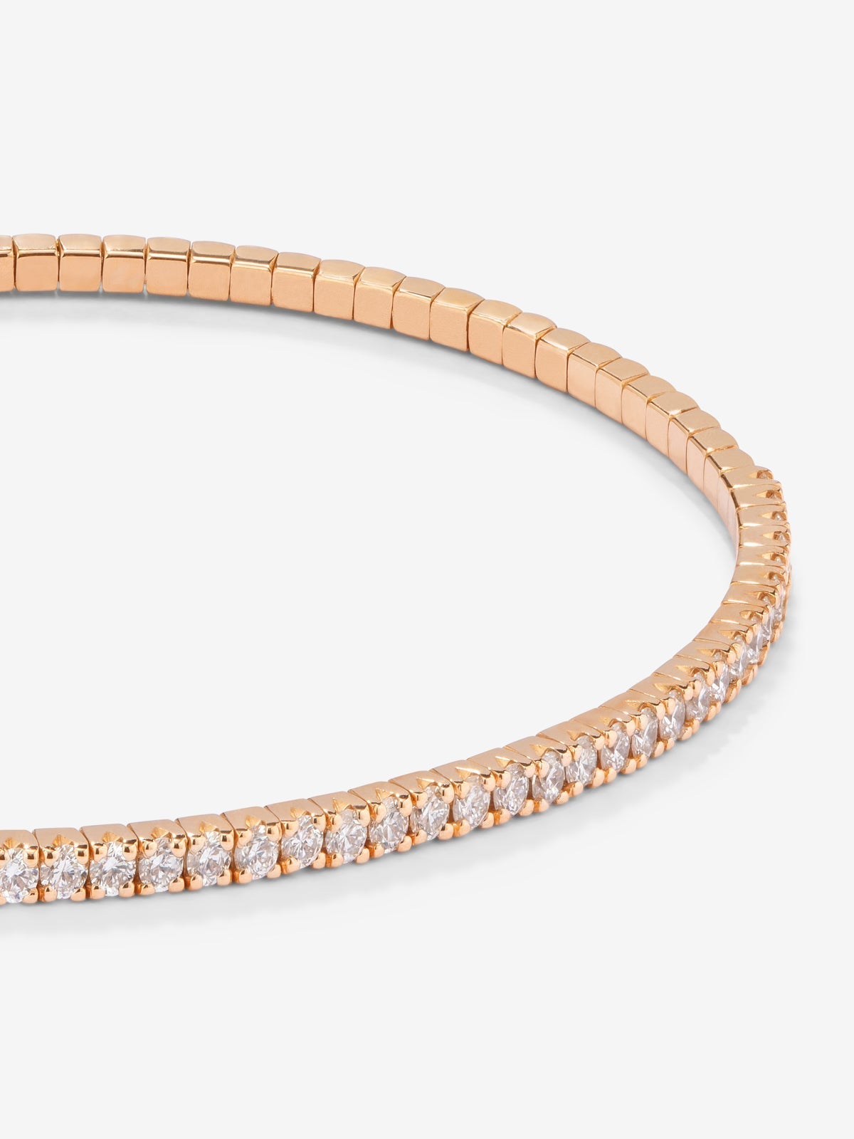 Pulsera rígida de oro rosa de 18K con 42 diamantes blancos en talla brillante con un total de 0,75 cts