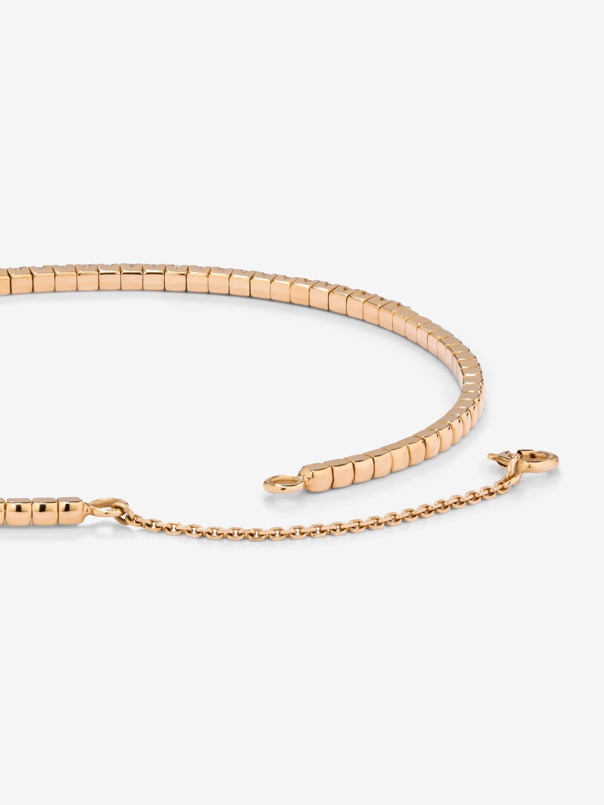 Pulsera rígida de oro rosa de 18K con 42 diamantes blancos en talla brillante con un total de 0,75 cts
