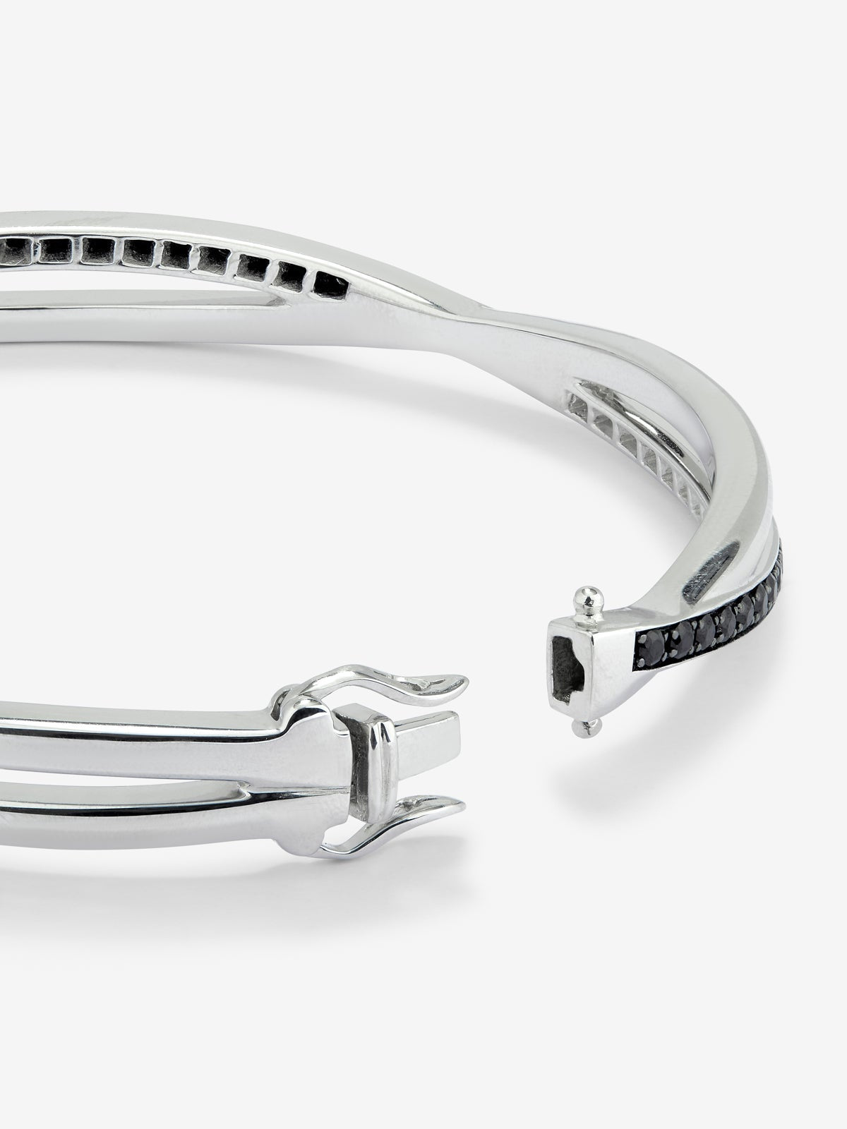 Pulsera rígida de plata 925 con 47 espinelas en talla brillante con un total de 1,23 cts