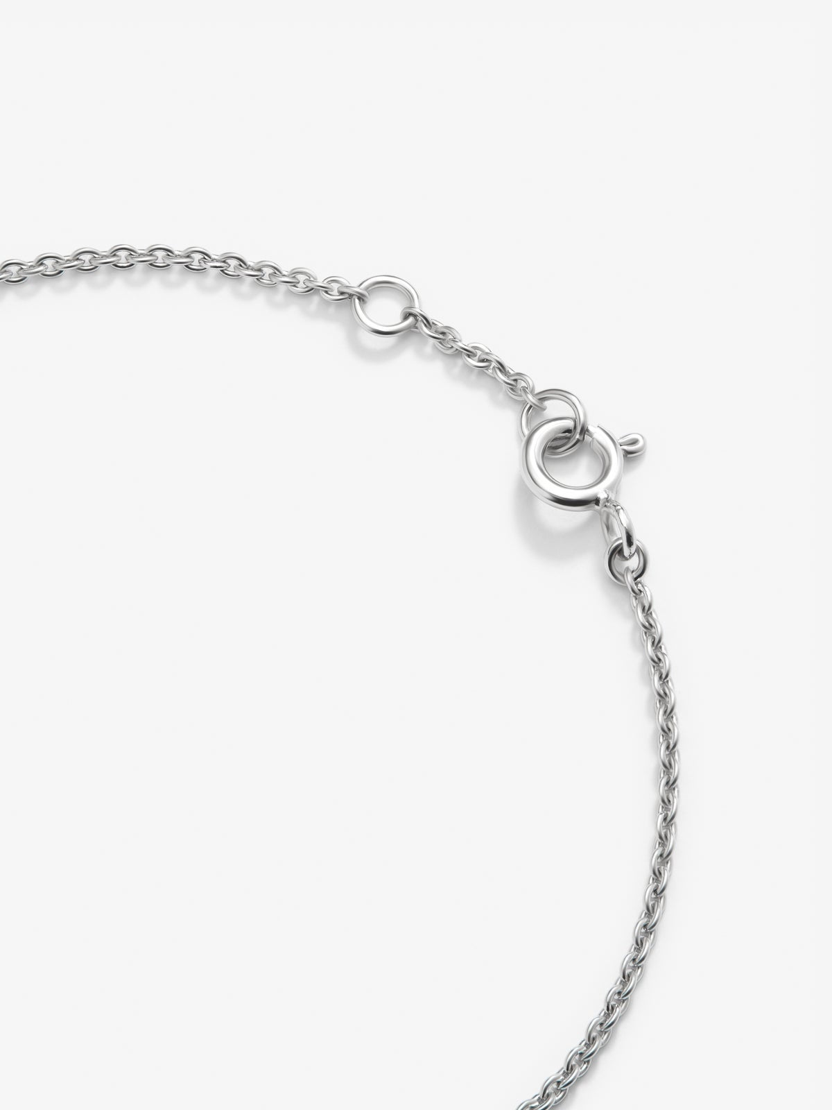 Pulsera de oro blanco de 18K con esmeralda en talla brillante de 0,1 cts y diamantes en talla brillante de 0,05 cts
