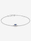 Pulsera de oro blanco de 18K con 10 diamantes en talla brillante con un total de 0,06 cts y un zafiro azul en talla brillante de 0,25 cts
