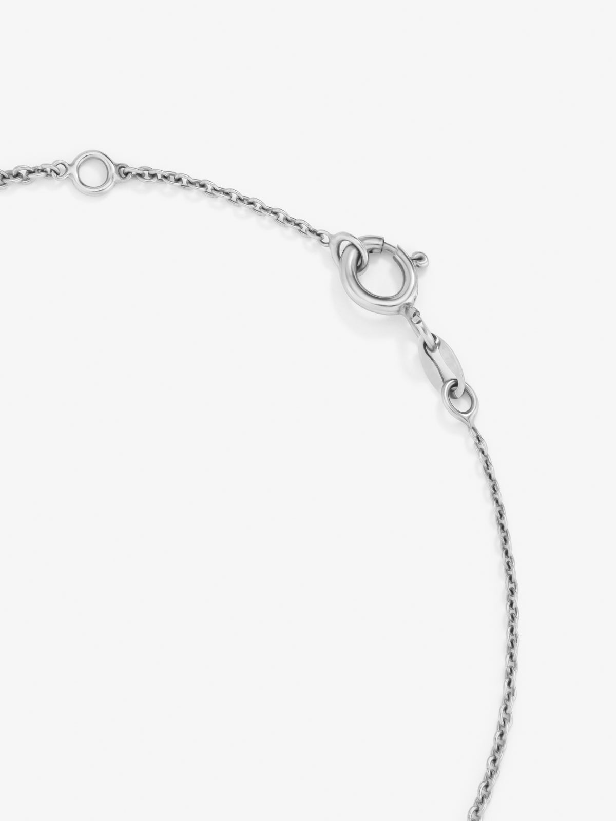 Pulsera cadena con inicial de oro blanco de 18K y diamantes