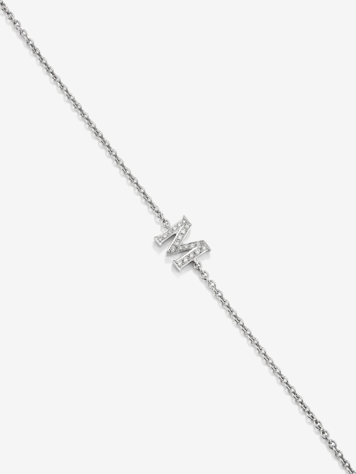 Pulsera cadena con inicial de oro blanco de 18K y diamantes