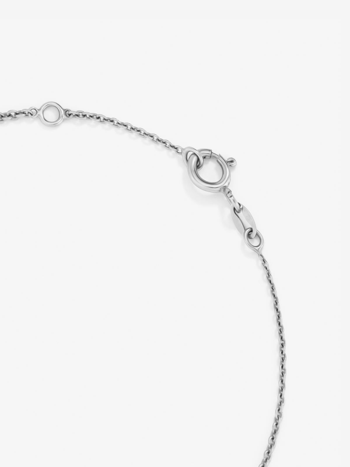 Pulsera cadena con inicial de oro blanco de 18K y diamantes