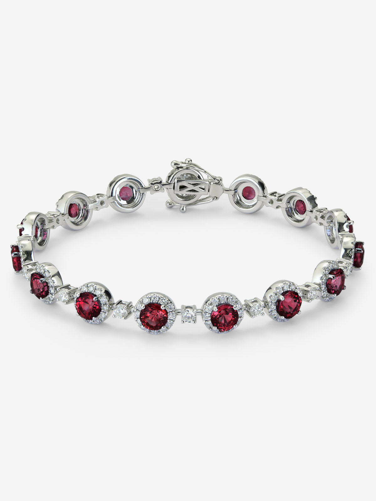 Pulsera de oro blanco de 18K con 17 rubíes en talla brillante con un total de 3,74 cts y 187 diamantes en talla brillante con un total de 2,32 cts