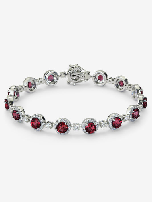 Pulsera de oro blanco de 18K con 17 rubíes en talla brillante con un total de 3,74 cts y 187 diamantes en talla brillante con un total de 2,32 cts