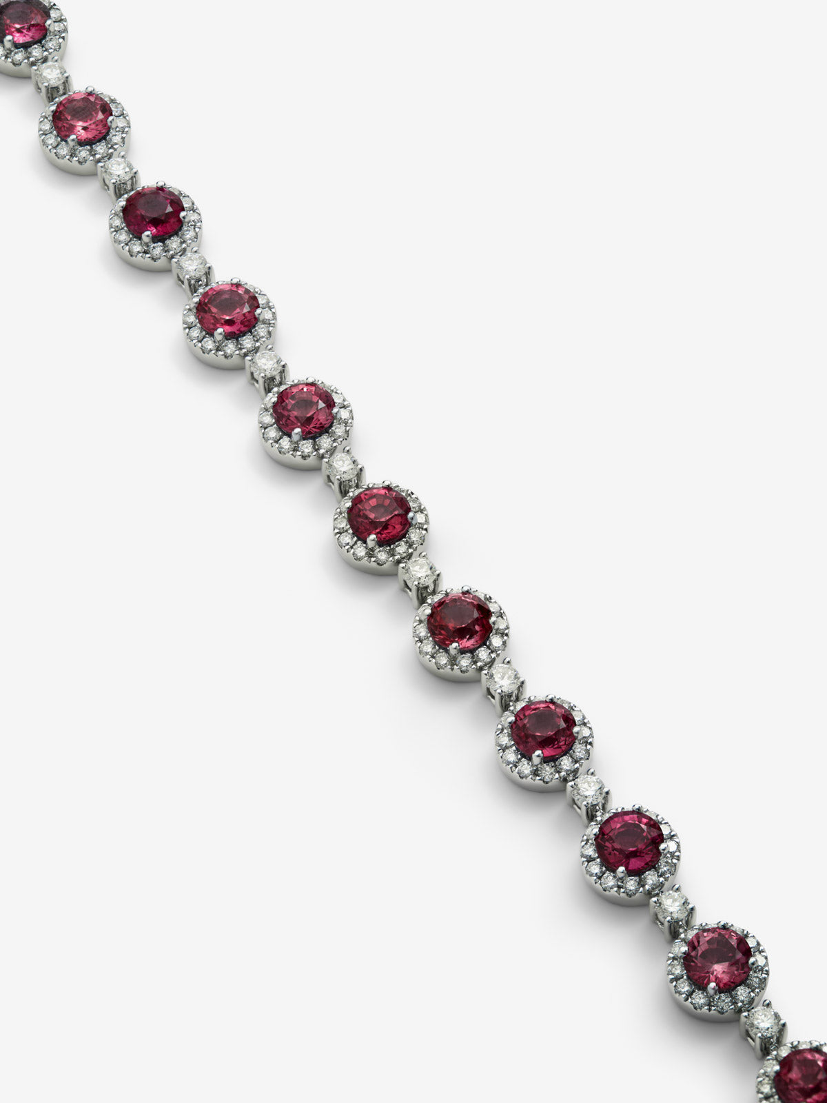 Pulsera de oro blanco de 18K con 17 rubíes en talla brillante con un total de 3,74 cts y 187 diamantes en talla brillante con un total de 2,32 cts
