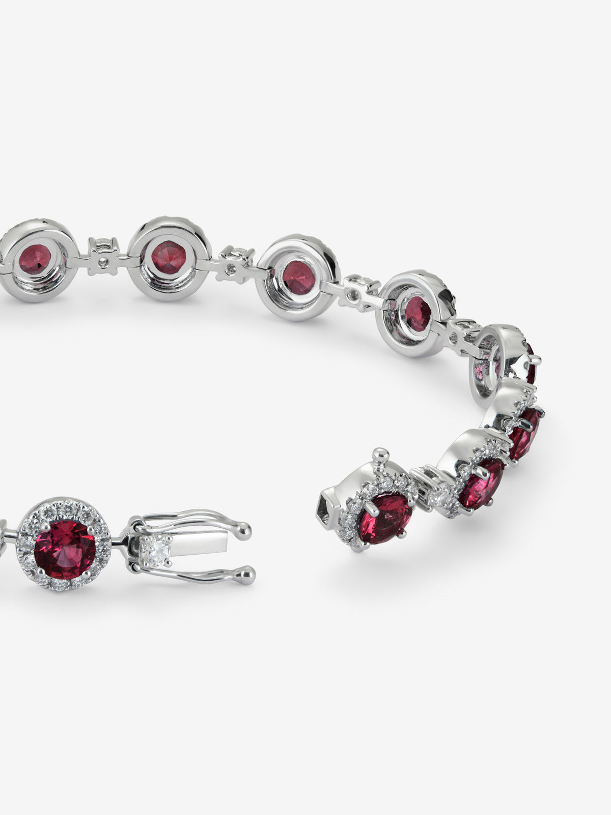 Pulsera de oro blanco de 18K con 17 rubíes en talla brillante con un total de 3,74 cts y 187 diamantes en talla brillante con un total de 2,32 cts