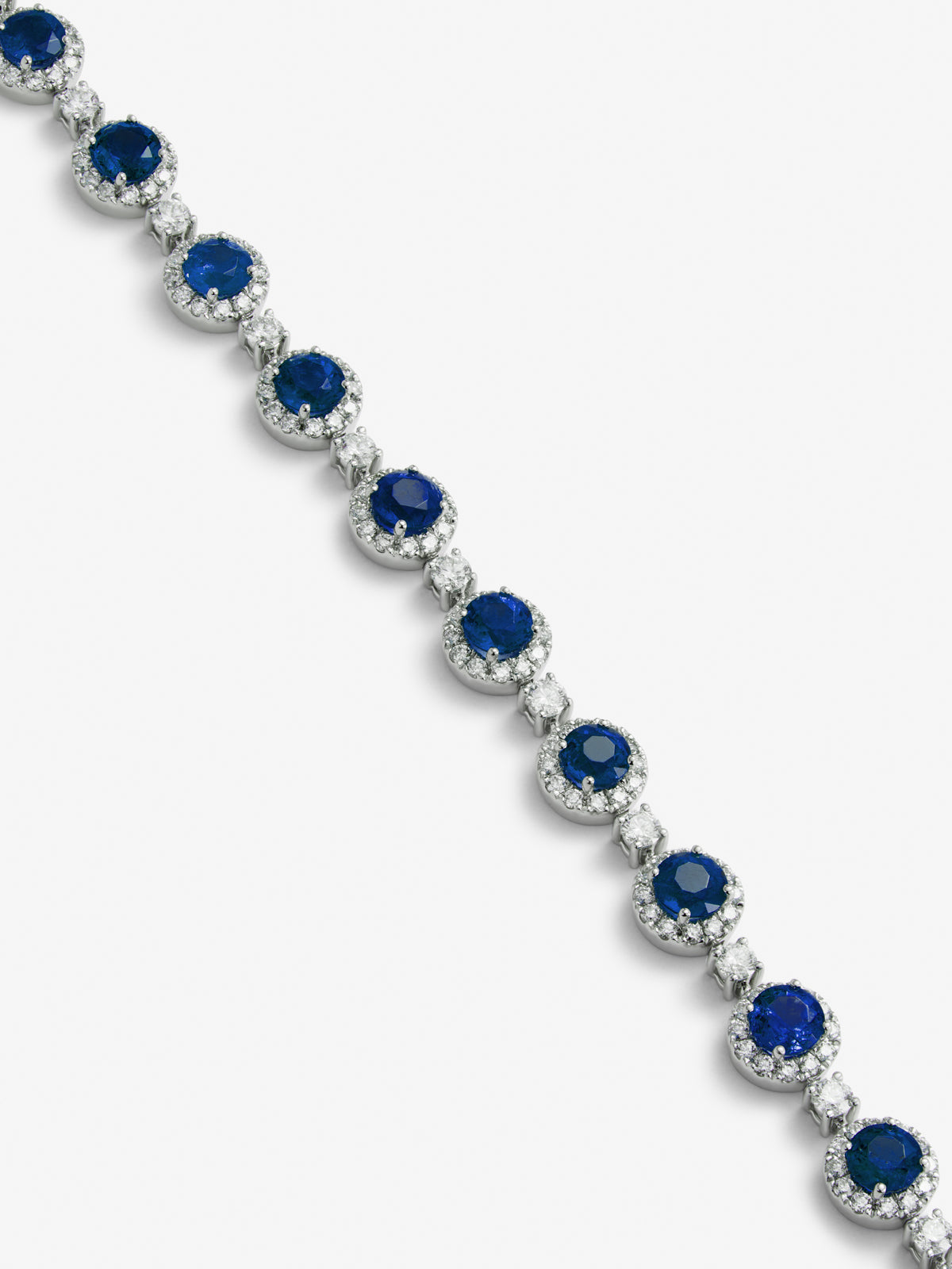 Pulsera rivière de oro blanco de 18K con 15 zafiros azules en talla brillante con un total de 9,72 cts y 195 diamantes en talla brillante con un total de 2,66 cts