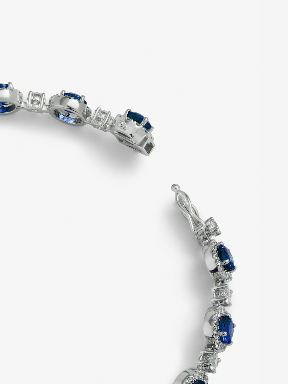 Pulsera rivière de oro blanco de 18K con 15 zafiros azules en talla brillante con un total de 9,72 cts y 195 diamantes en talla brillante con un total de 2,66 cts
