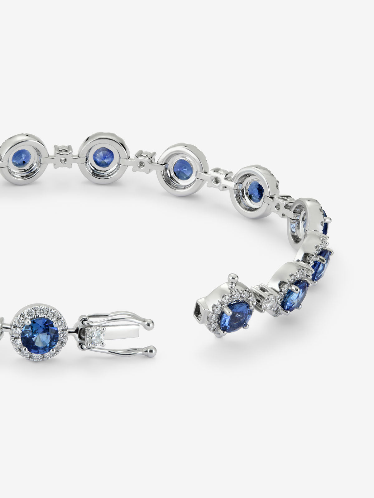 Pulsera rivière de oro blanco de 18K con 15 zafiros azules en talla brillante con un total de 9,72 cts y 195 diamantes en talla brillante con un total de 2,66 cts