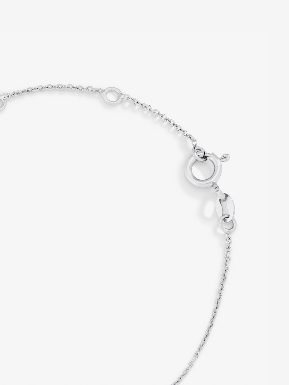 Pulsera de oro blanco de 18K con 11 diamantes en talla brillante con un total de 0,04 cts y cruz