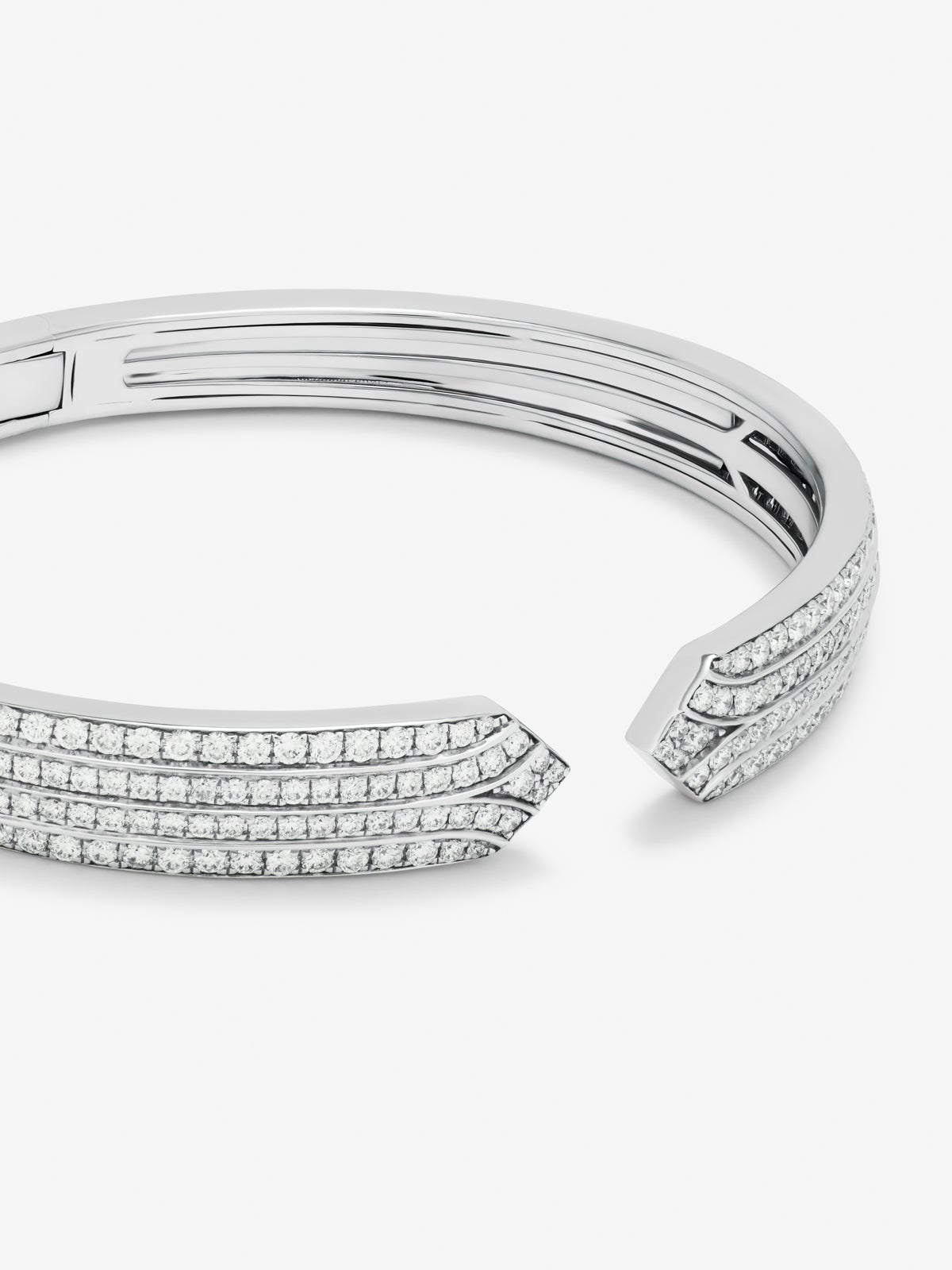 Pulsera rigida abierta de oro blanco de 18K con diamante