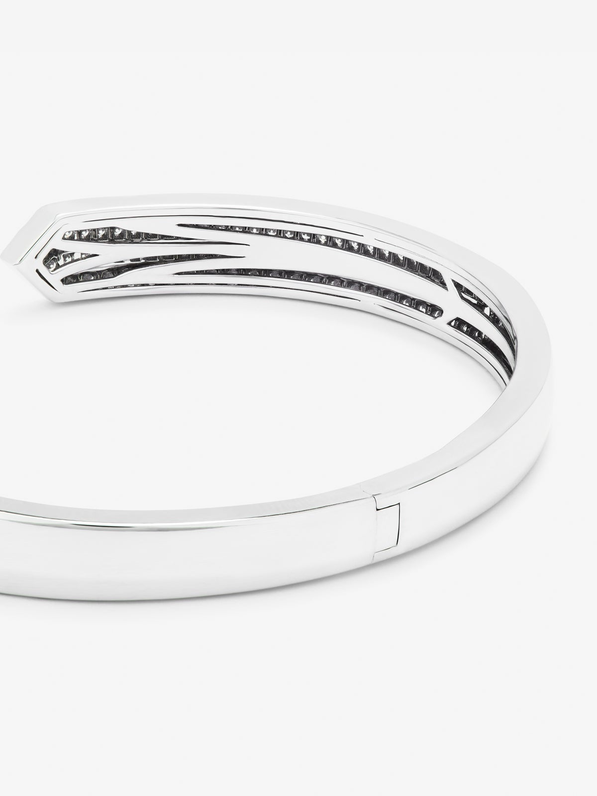 Pulsera rigida abierta de oro blanco de 18K con diamante