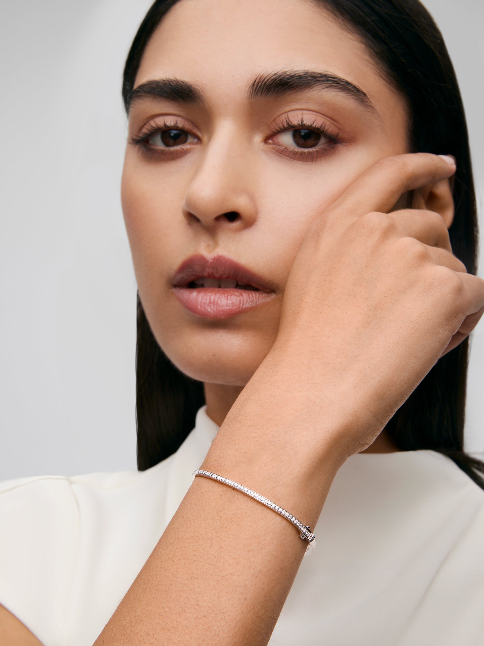Pulsera rígida de oro blanco de 18K con 58 diamantes en talla brillante con un total de 0,57 cts