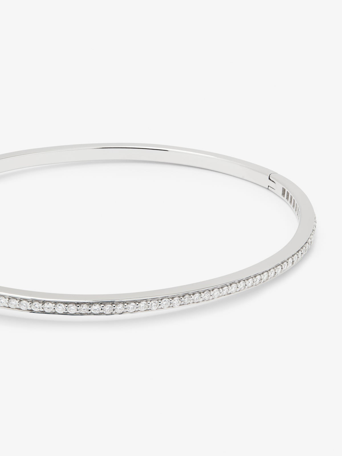 Pulsera rígida de oro blanco de 18K con 58 diamantes en talla brillante con un total de 0,57 cts
