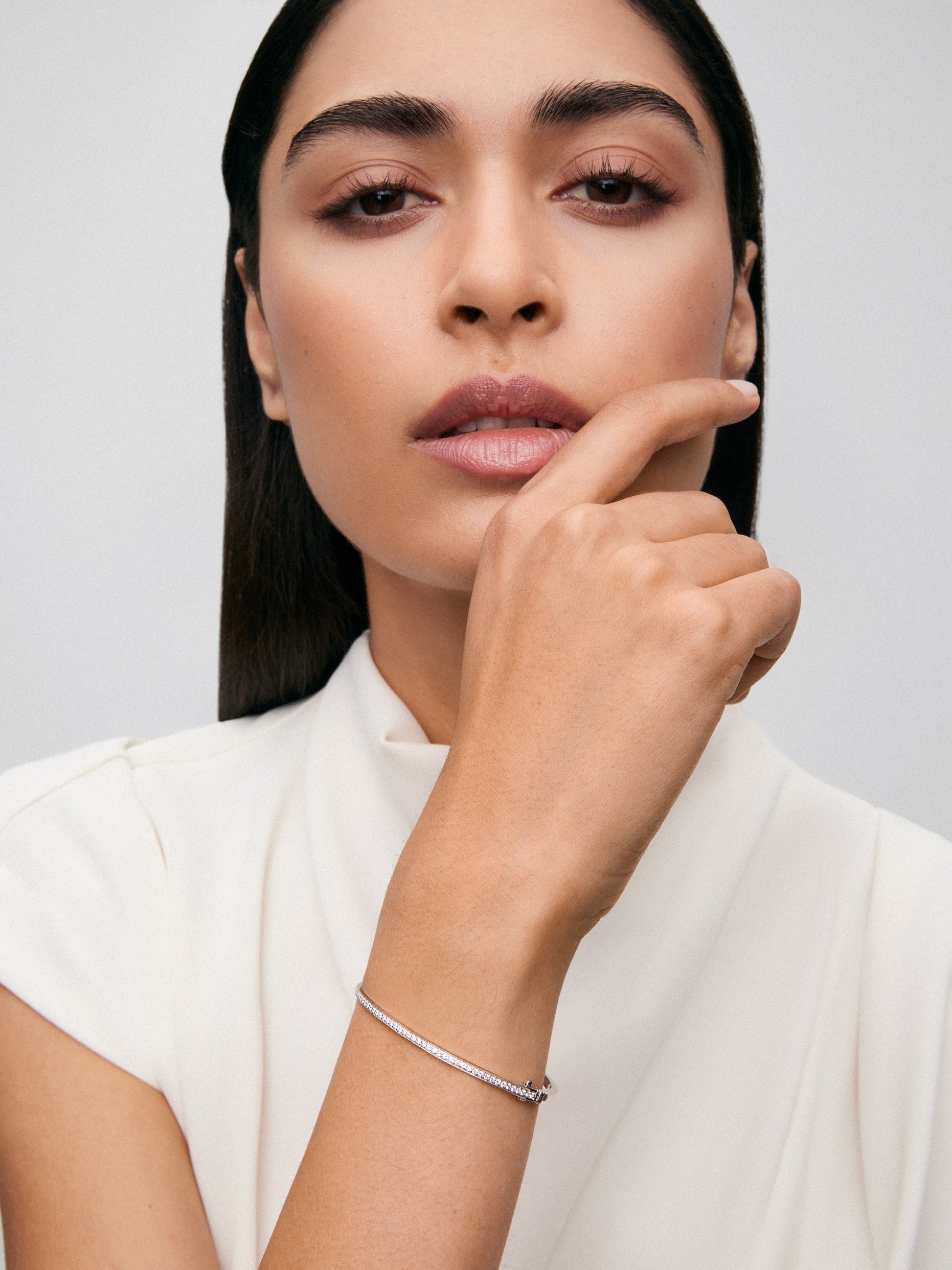 Pulsera rígida de oro blanco de 18K con 58 diamantes en talla brillante con un total de 0,57 cts