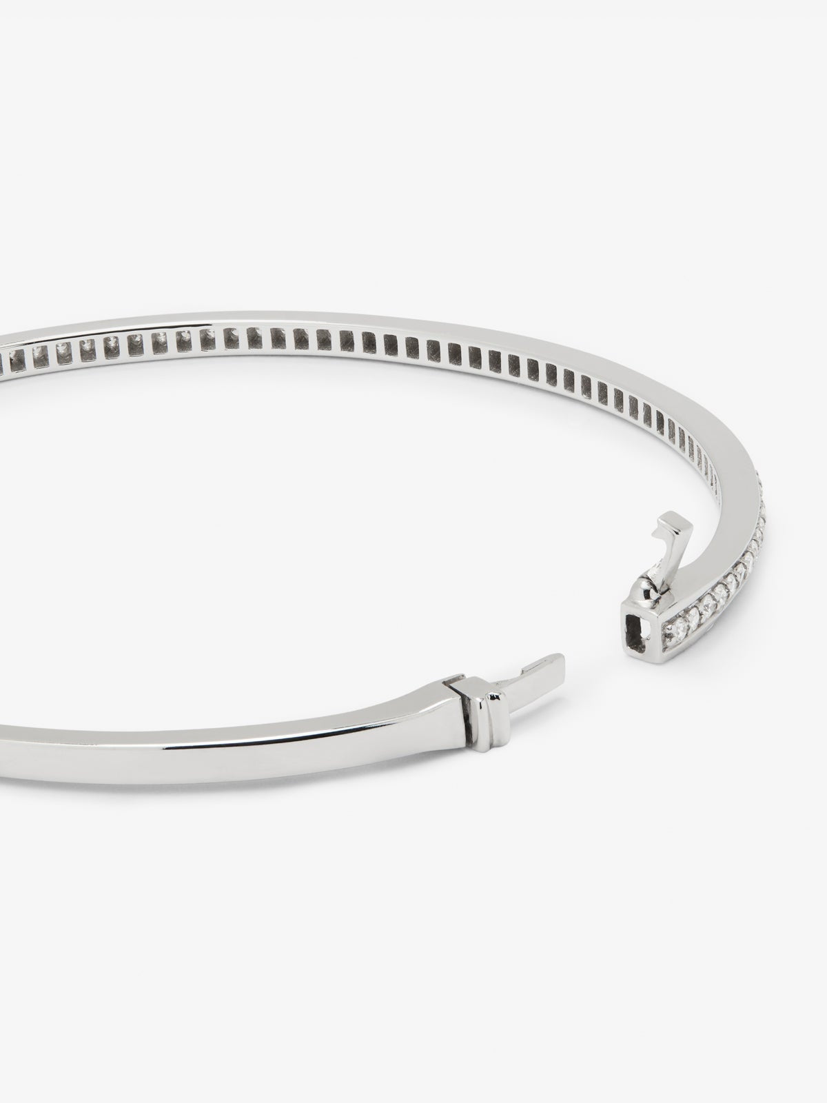 Pulsera rígida de oro blanco de 18K con 58 diamantes en talla brillante con un total de 0,57 cts