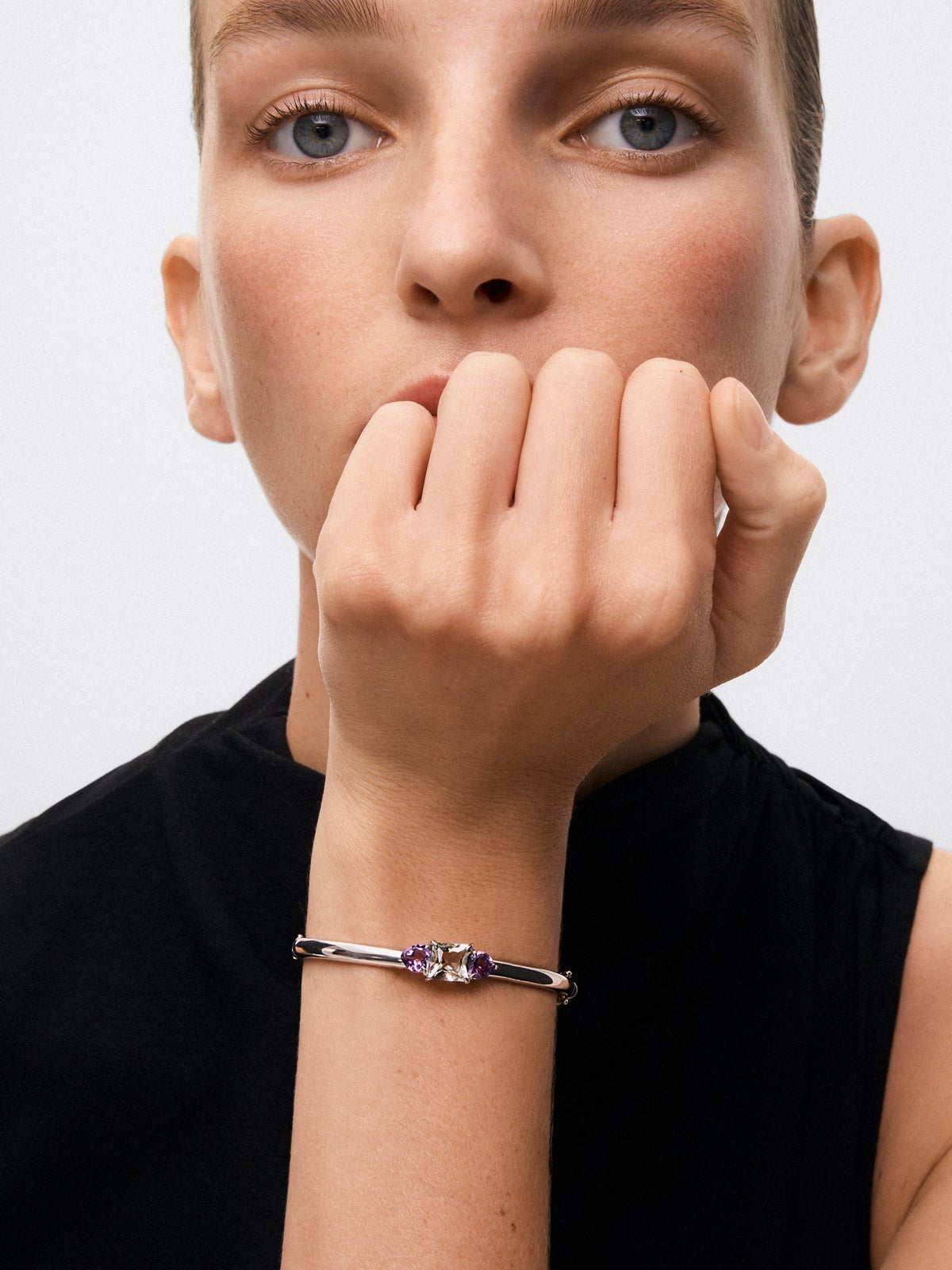 Pulsera de plata 925 con amatista verde en talla princesa de 2,19 cts y amatistas moradas en talla corazón de 1,6 cts