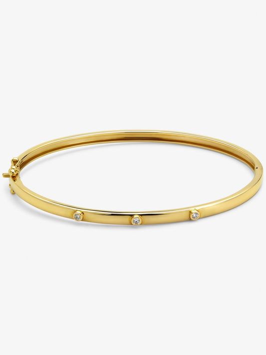 Pulsera rígida de oro amarillo de 18K con 3 diamantes en talla brillante con un total de 0,07 cts