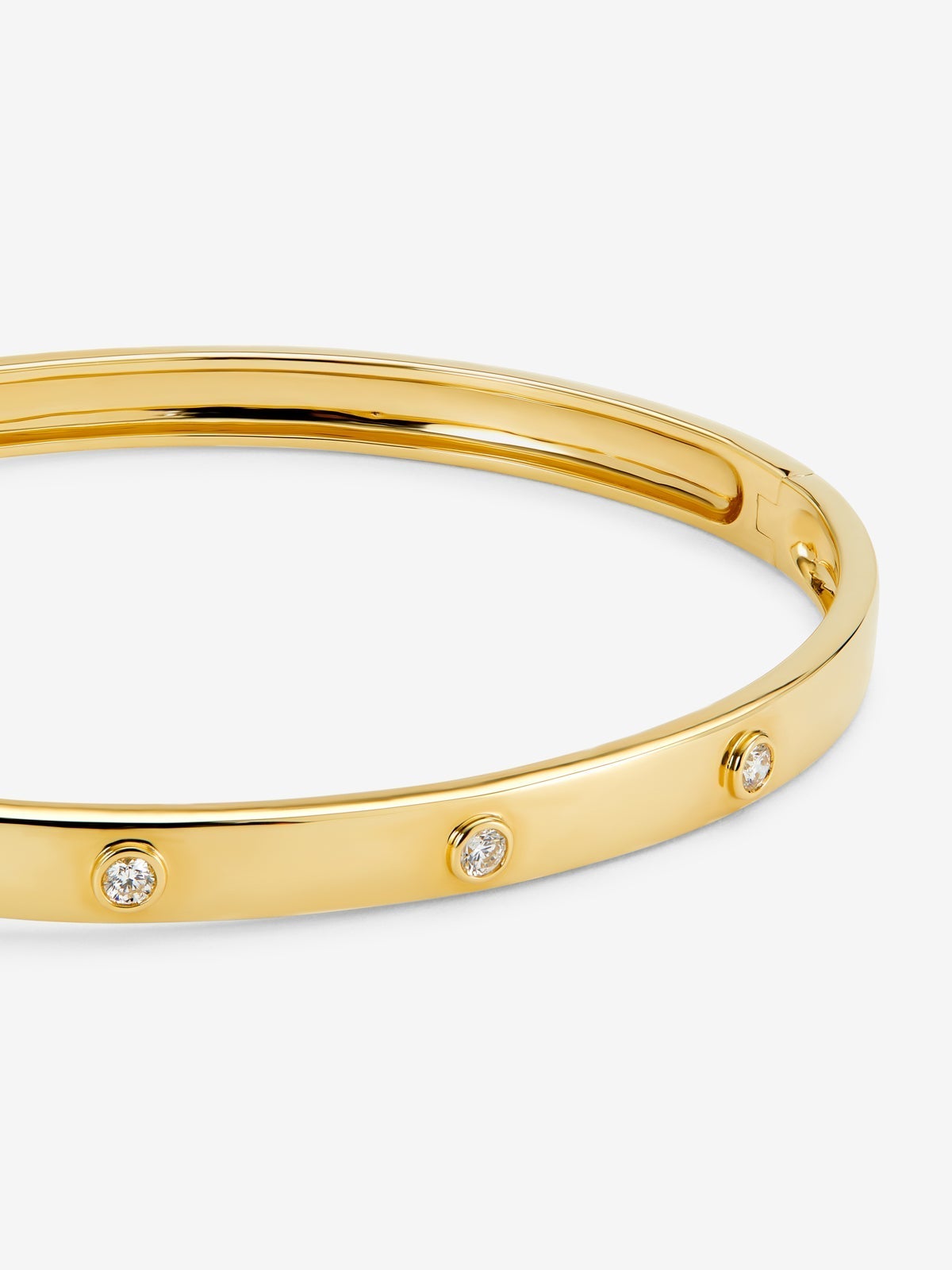 Pulsera rígida de oro amarillo de 18K con diamantes blancos en talla brillante de 0,13 cts